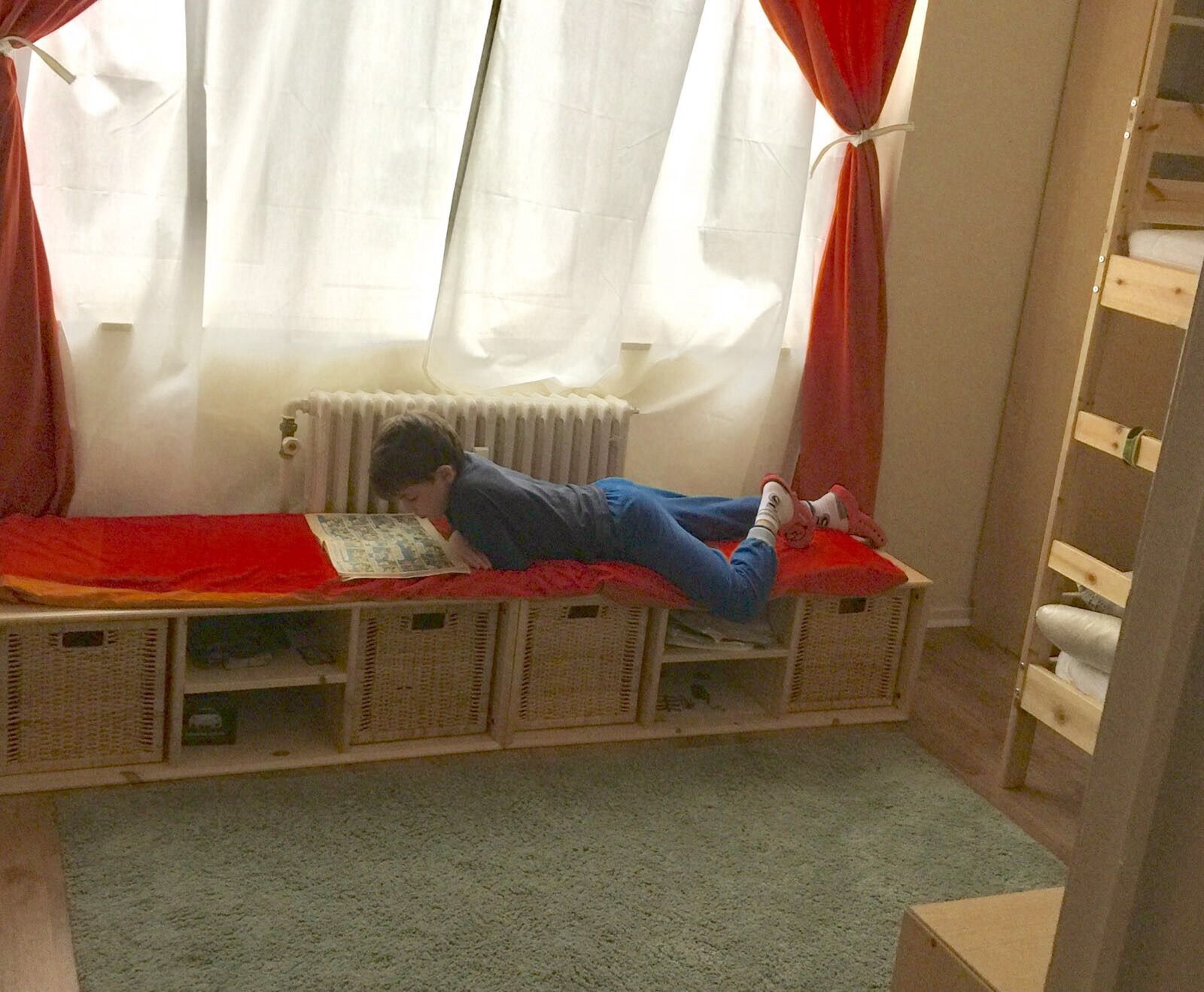 Máté is now reading on his own.